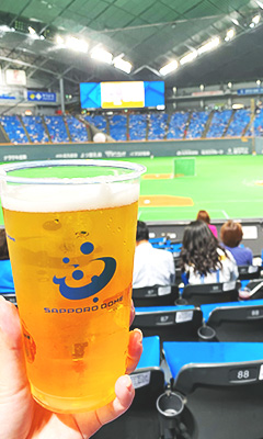 野球場で乾杯