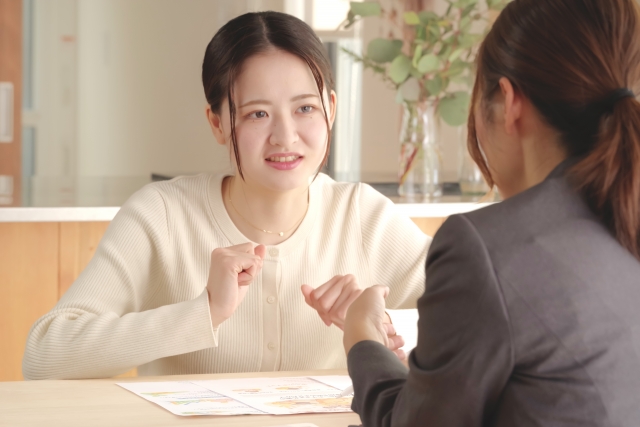 相談する女性の様子