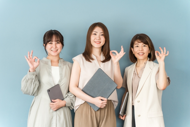 OKマークを出す笑顔の女性3人